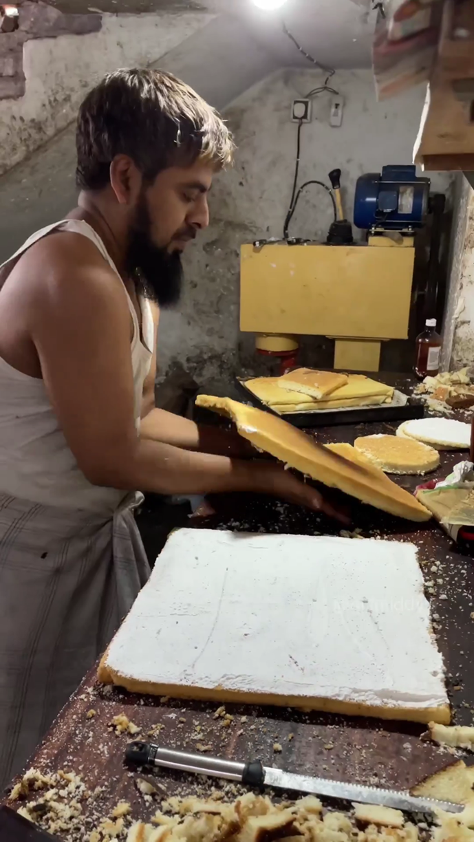 Video pabrik kue ultah di India ini dikomentari 39 ribu kali, proses mengolah adonan bikin geli parah