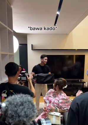 Kado dari Verrell Bramasta berhasil bikin Venna Melinda mewek © 2023 brilio.net