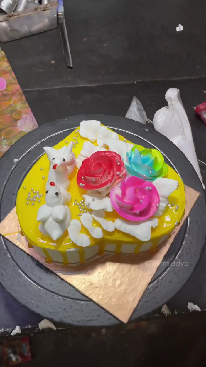 Video pabrik kue ultah di India ini dikomentari 39 ribu kali, proses mengolah adonan bikin geli parah