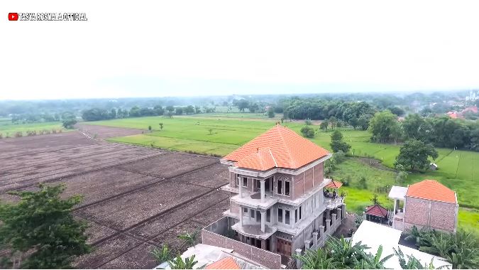 rumah tasya rosmala di persawahan © berbagai sumber rumah tasya rosmala di persawahan © berbagai sumber