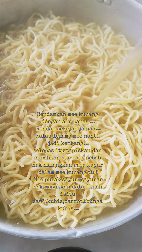 Bukan direndam larutan gula, ini cara praktis hilangkan rasa kapur di mi kuning pakai 1 bahan