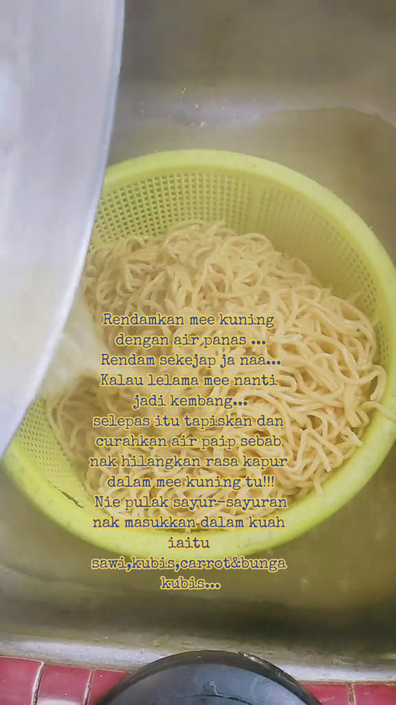 Bukan direndam larutan gula, ini cara praktis hilangkan rasa kapur di mi kuning pakai 1 bahan