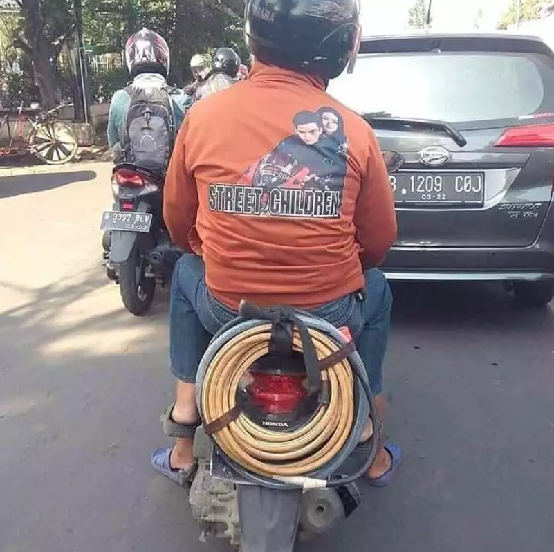 Potret nyeleneh pakaian pengendara Berbagai sumber Potret nyeleneh pakaian pengendara Berbagai sumber