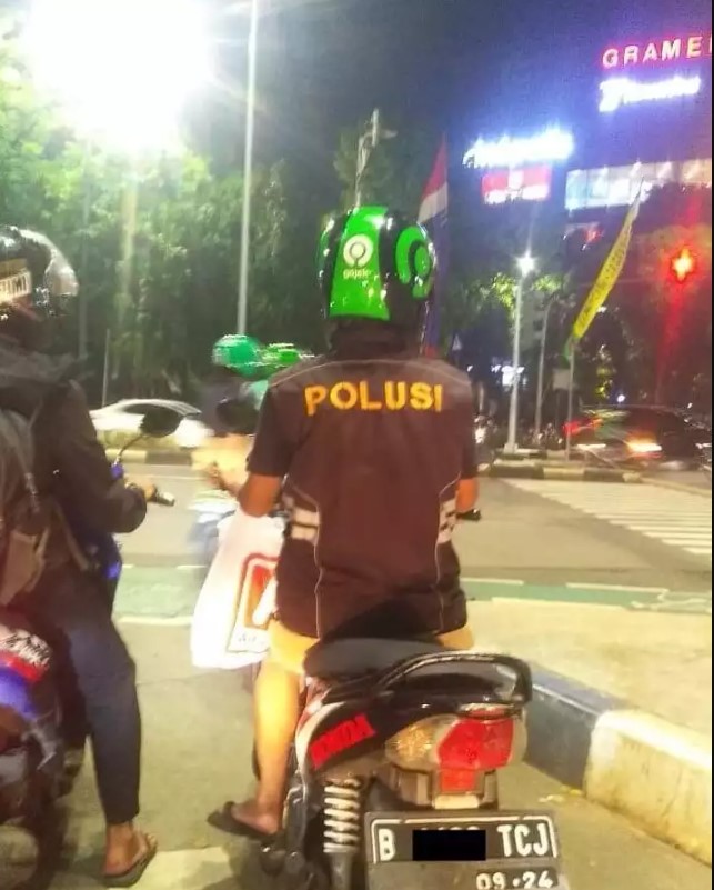 Potret nyeleneh pakaian pengendara Berbagai sumber Potret nyeleneh pakaian pengendara Berbagai sumber