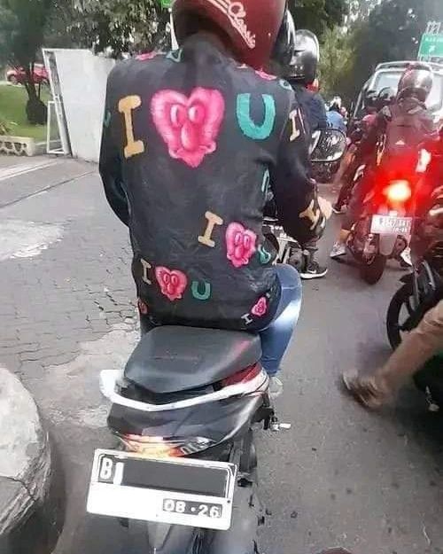 Potret nyeleneh pakaian pengendara Berbagai sumber Potret nyeleneh pakaian pengendara Berbagai sumber