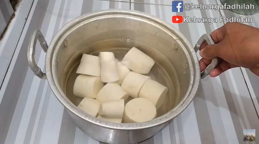 Tanpa rebus atau kukus, begini trik bikin singkong goreng keju agar merekah, gurih, dan renyah