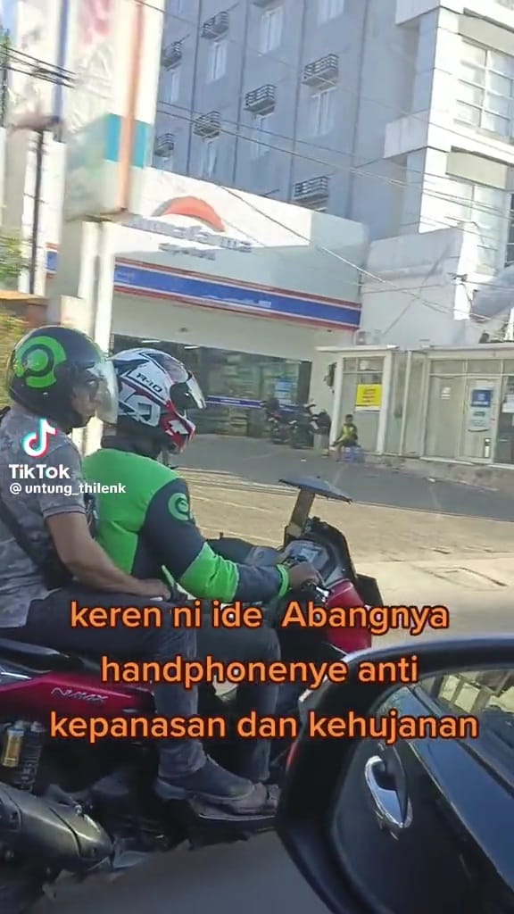 Solusi agar gawai tidak kena panas dan hujan © TikTok