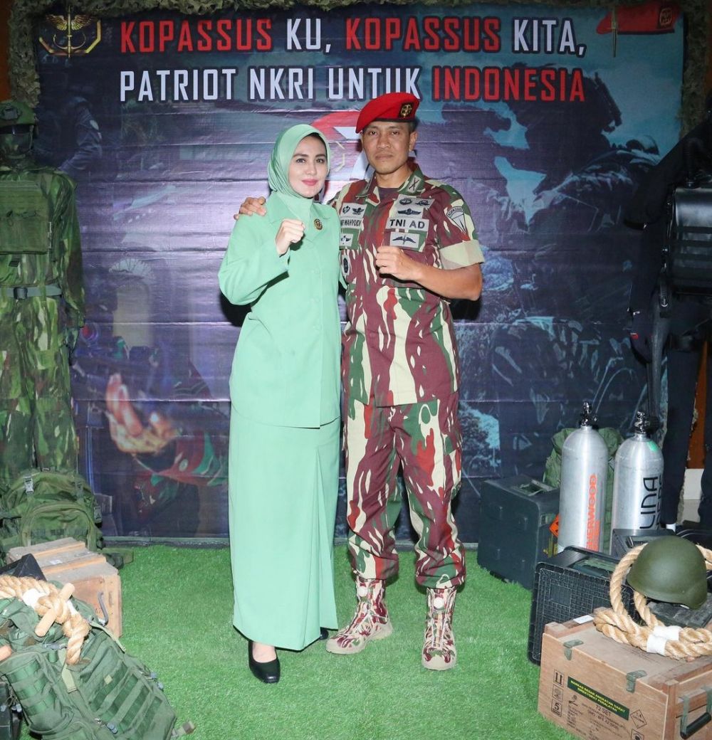 Juliana Moechtar berseragam Ibu Persit Instagram