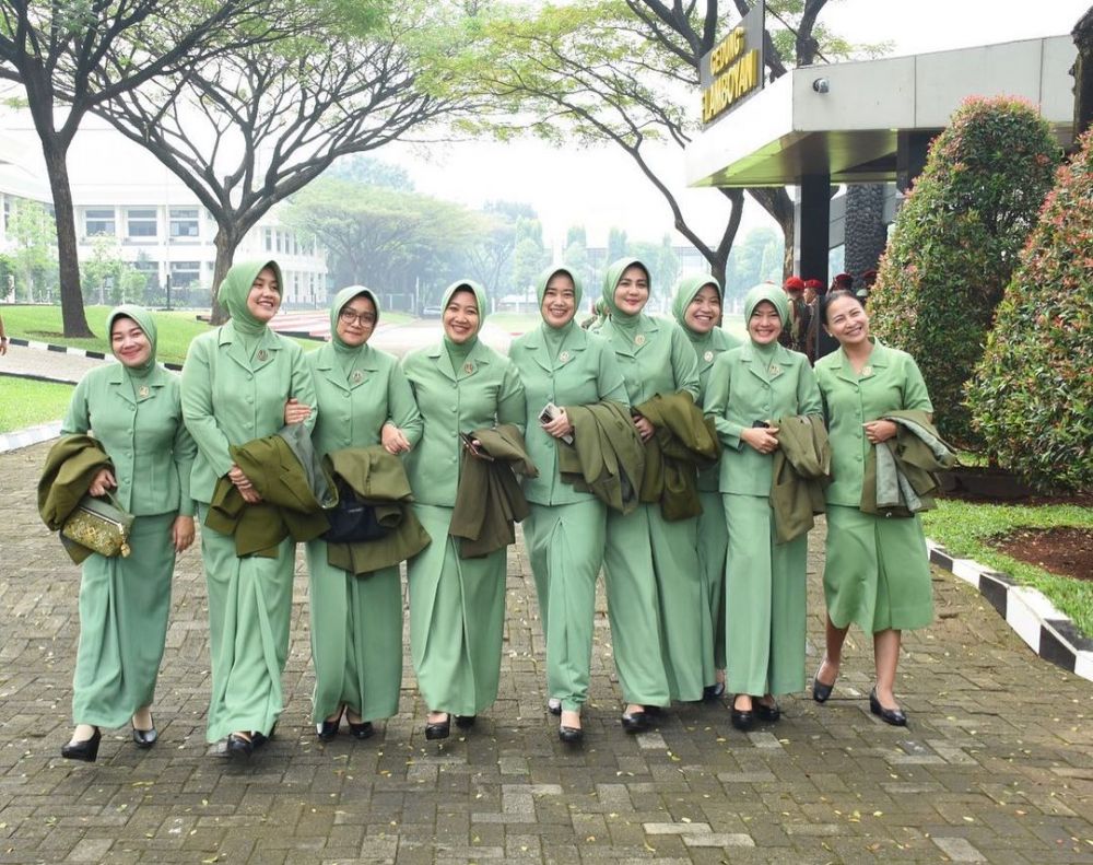 Juliana Moechtar berseragam Ibu Persit Instagram