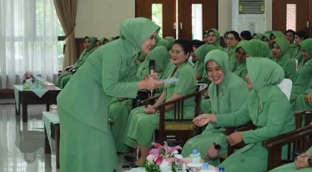 Juliana Moechtar berseragam Ibu Persit Instagram