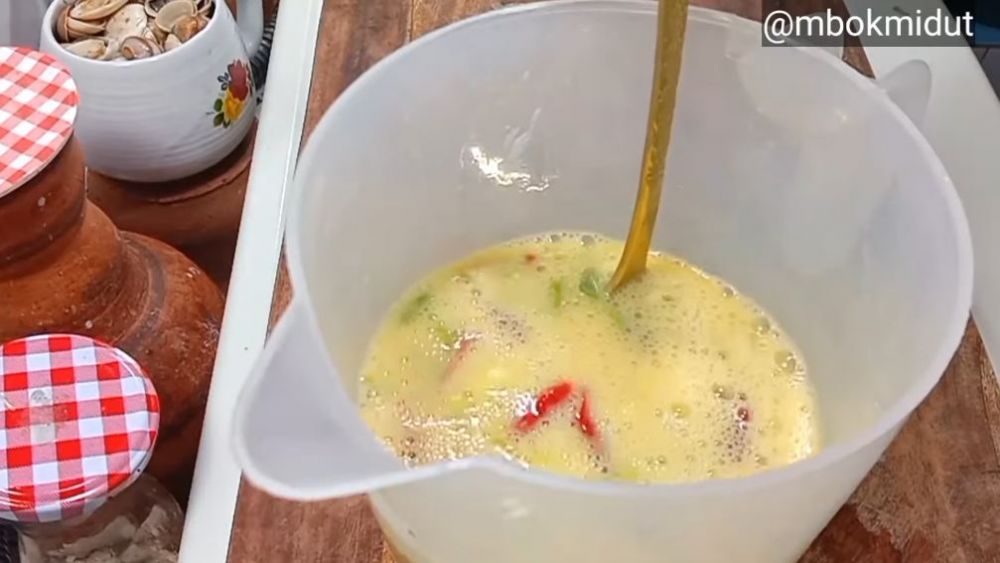 Tanpa ditambah tepung, ini trik masak telur dadar yang hasilnya tebal, lembut, dan antikempis