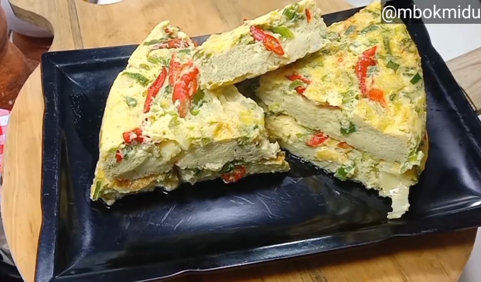 Tanpa ditambah tepung, ini trik masak telur dadar yang hasilnya tebal, lembut, dan antikempis