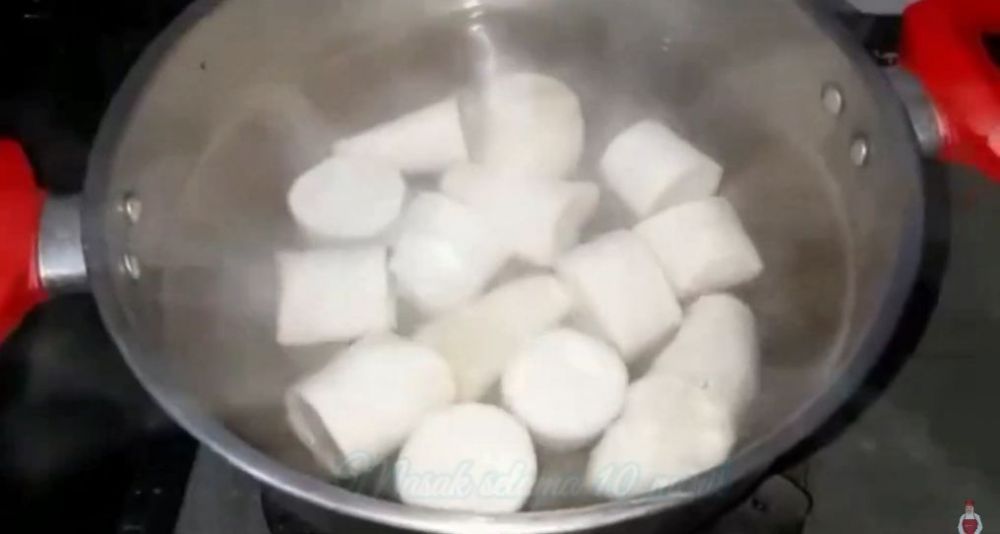 Tak perlu bahan tambahan, begini cara merebus singkong agar cepat empuk dan merekah dalam 10 menit