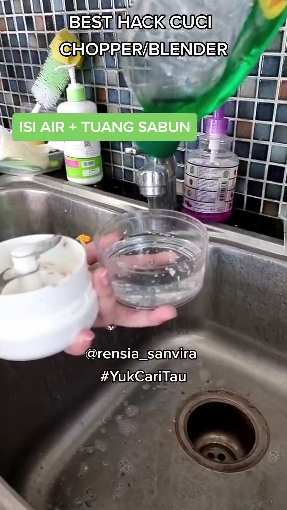 Tanpa perlu digosok pakai spons, ini trik praktis cuci chopper agar bersih bebas dari sisa makanan