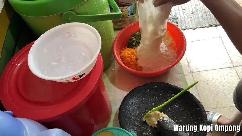 Hanya pakai 1 jenis tepung, ini trik bikin adonan bakwan sayur yang renyah dan warnanya tetap cerah