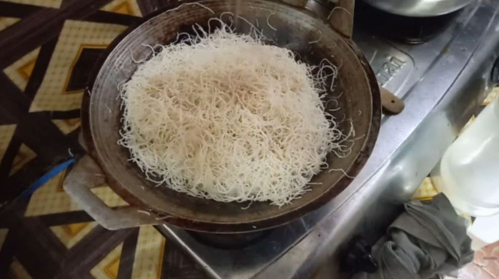 Bukan direbus, begini trik bikin bihun goreng yang lembut, antilembek, dan tak mudah basi