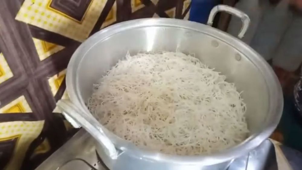 Bukan direbus, begini trik bikin bihun goreng yang lembut, antilembek, dan tak mudah basi