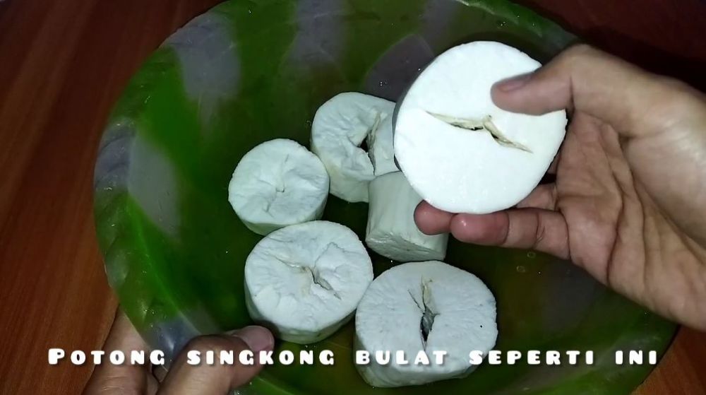 Tak perlu direbus dulu, ini trik bikin singkong goreng yang empuk dan merekah pakai 2 bahan tambahan