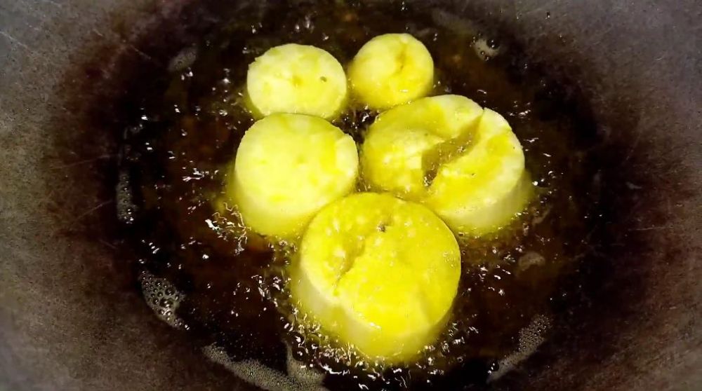 Tak perlu direbus dulu, ini trik bikin singkong goreng yang empuk dan merekah pakai 2 bahan tambahan
