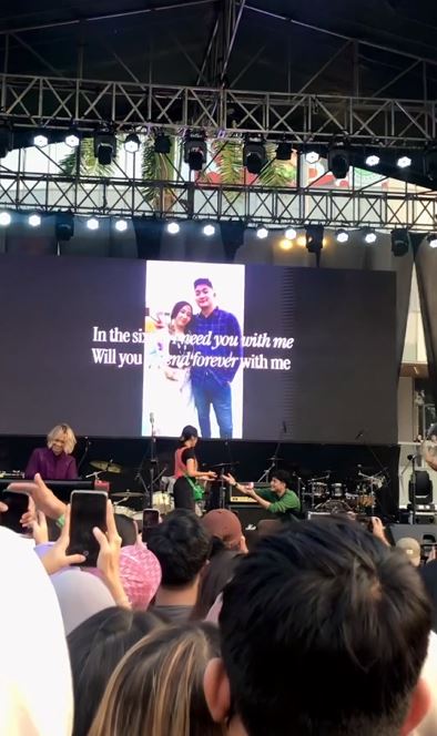 Momen romantis cowok melamar kekasihnya di panggung konser Instagram Momen romantis cowok melamar kekasihnya di panggung konser Instagram