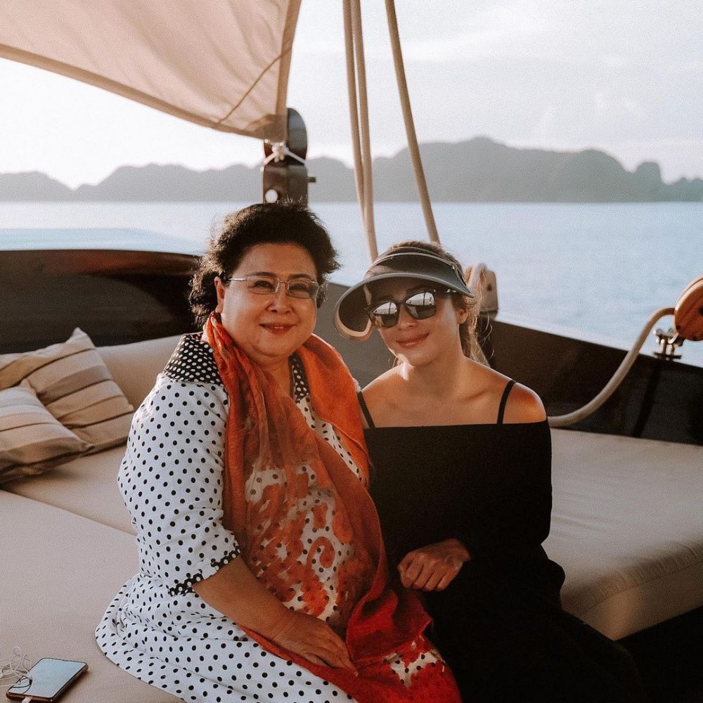 potret kedekatan pesinetron dan ibu mertuanya © berbagai sumber potret kedekatan pesinetron dan ibu mertuanya © berbagai sumber