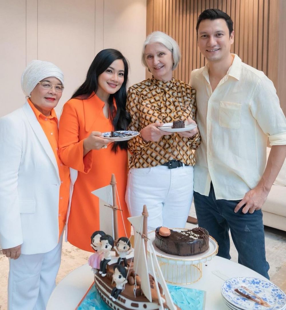 potret kedekatan pesinetron dan ibu mertuanya © berbagai sumber