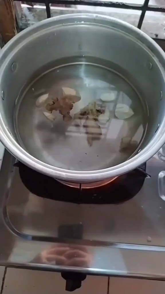 Tanpa daun salam, ini cara ampuh hilangkan bau prengus daging kambing pakai 2 bumbu dapur