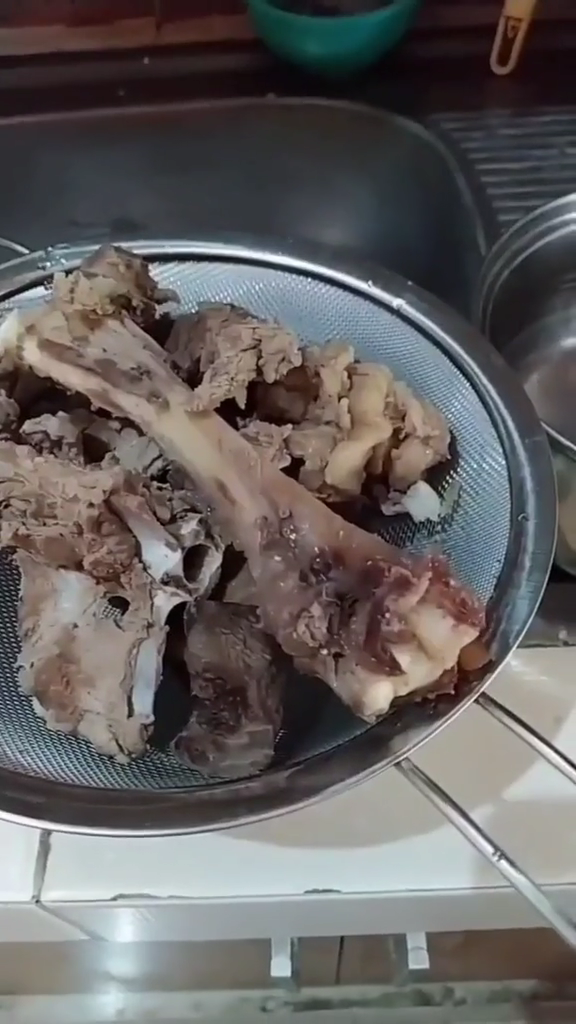 Tanpa daun salam, ini cara ampuh hilangkan bau prengus daging kambing pakai 2 bumbu dapur