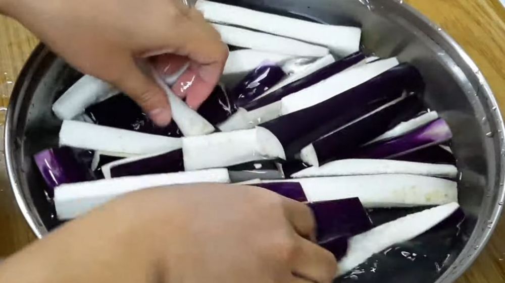 Tak perlu direndam air garam, begini cara jitu mengukus terong agar warnanya tetap ungu cerah
