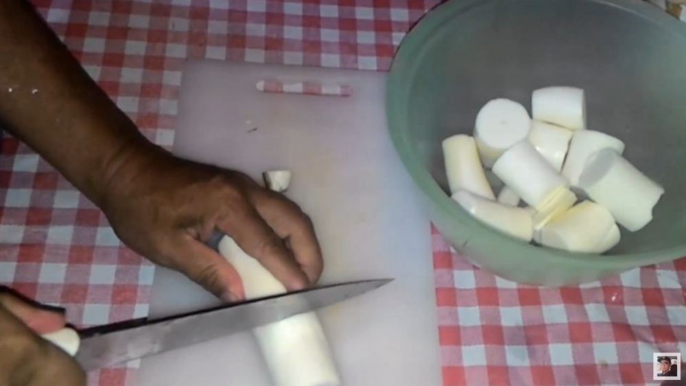 Bukan direbus atau digoreng dua kali, ini cara cepat membuat singkong goreng agar renyah dan merekah