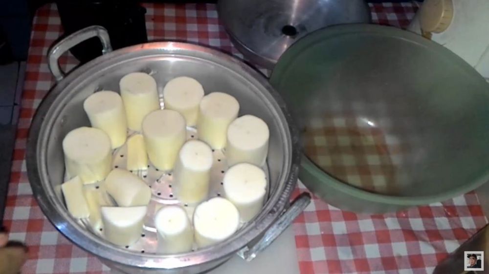 Bukan direbus atau digoreng dua kali, ini cara cepat membuat singkong goreng agar renyah dan merekah