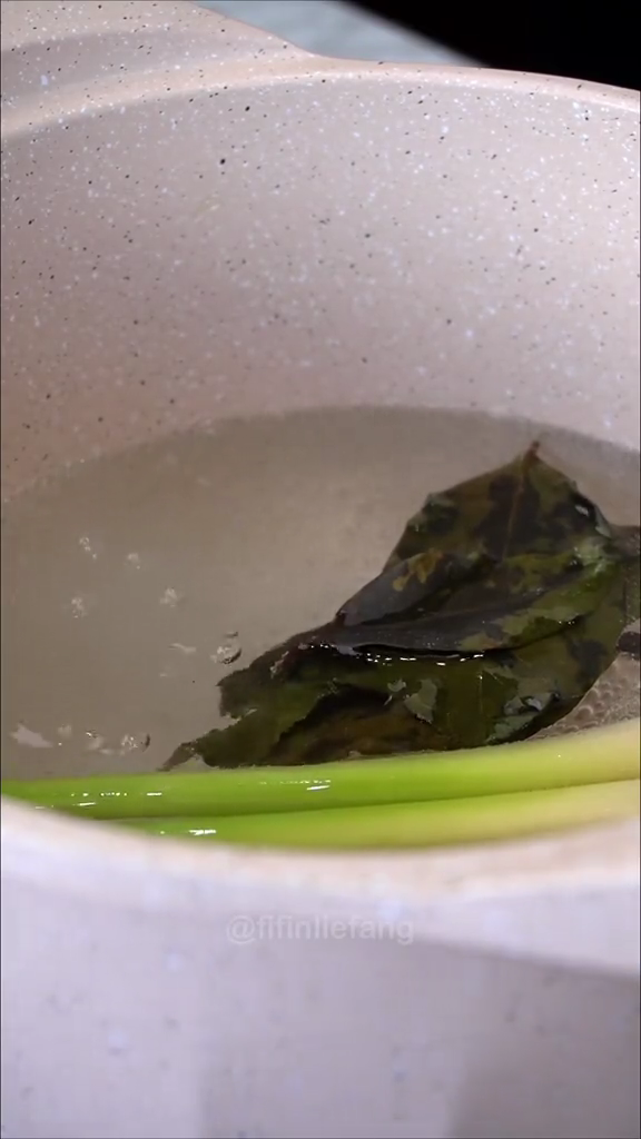 Jangan langsung dicuci, ini cara membersihkan daging pakai 3 bahan dapur