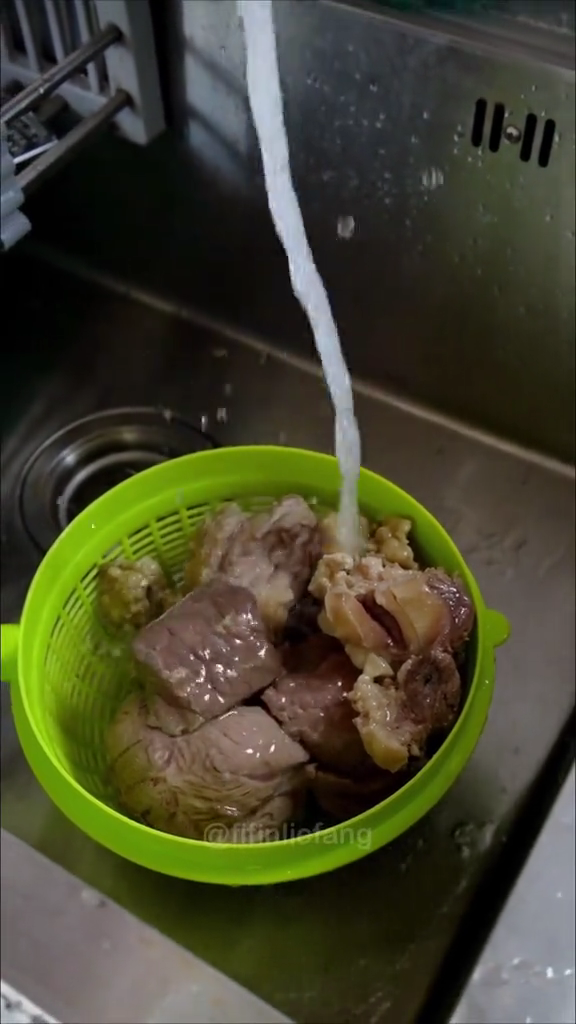 Jangan langsung dicuci, ini cara membersihkan daging pakai 3 bahan dapur