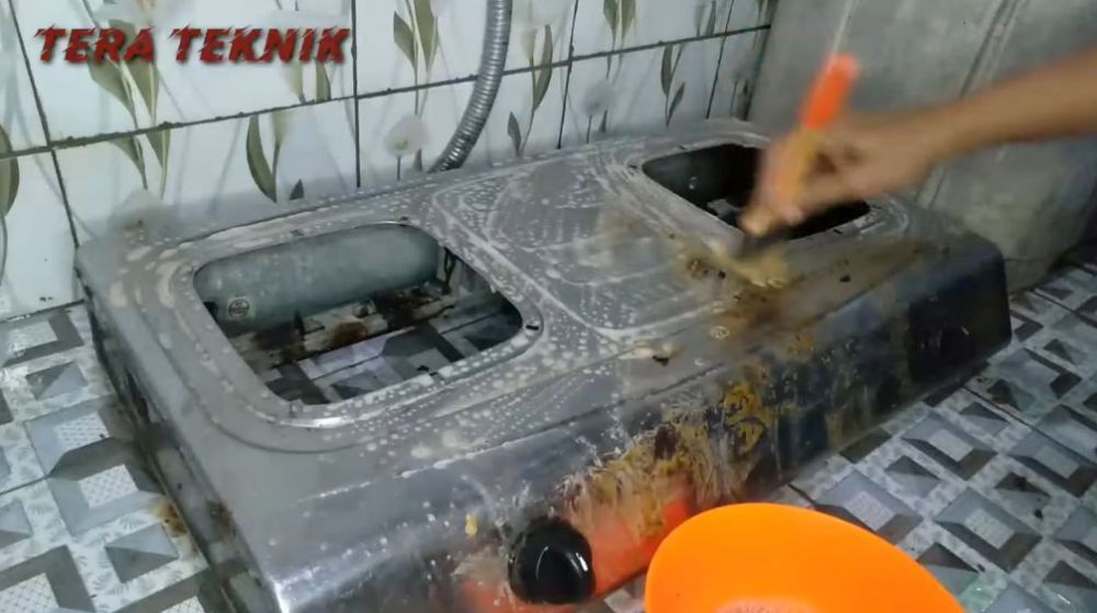 Cuma pakai 2 bahan sederhana, ini cara ampuh membersihkan kerak tebal di kompor gas