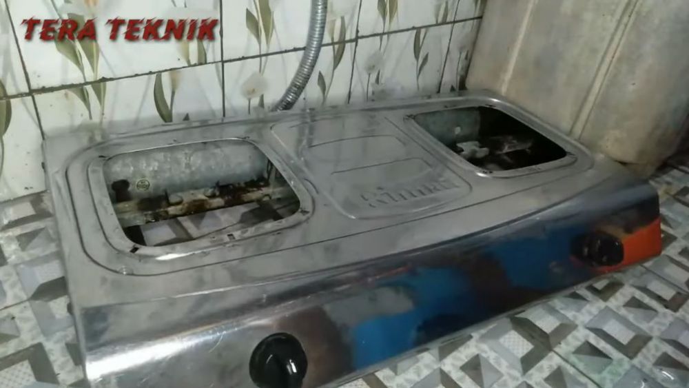 Cuma pakai 2 bahan sederhana, ini cara ampuh membersihkan kerak tebal di kompor gas