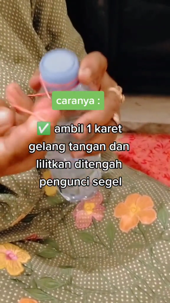Cara kreatif warganet buka botol air mineral ini super cepat dan nggak bakal bikin tumpah