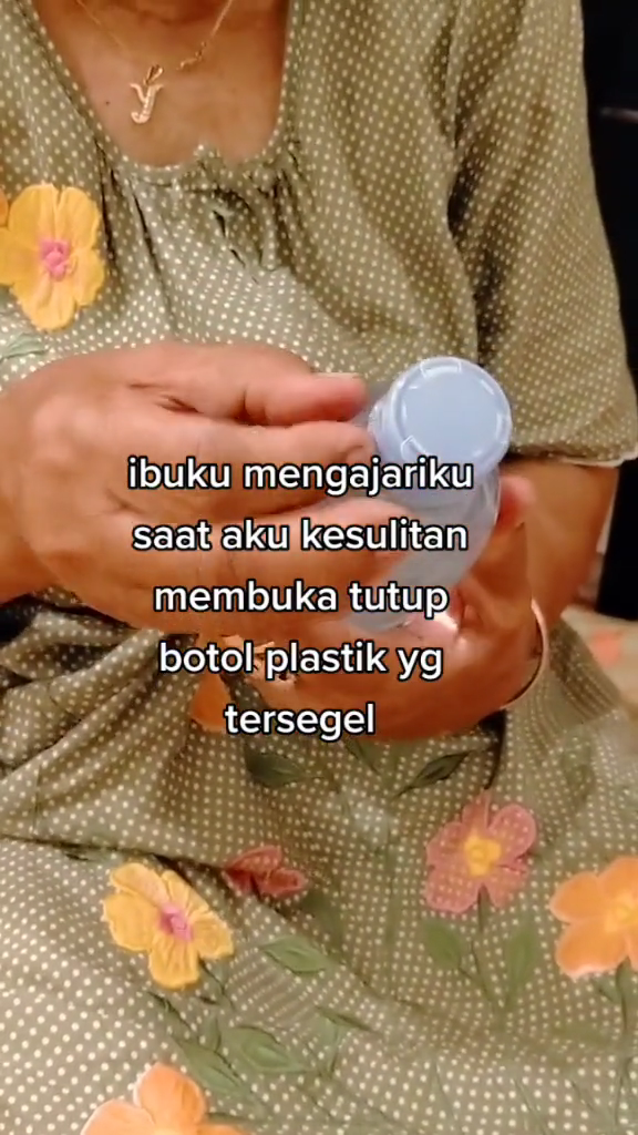 Cara kreatif warganet buka botol air mineral ini super cepat dan nggak bakal bikin tumpah
