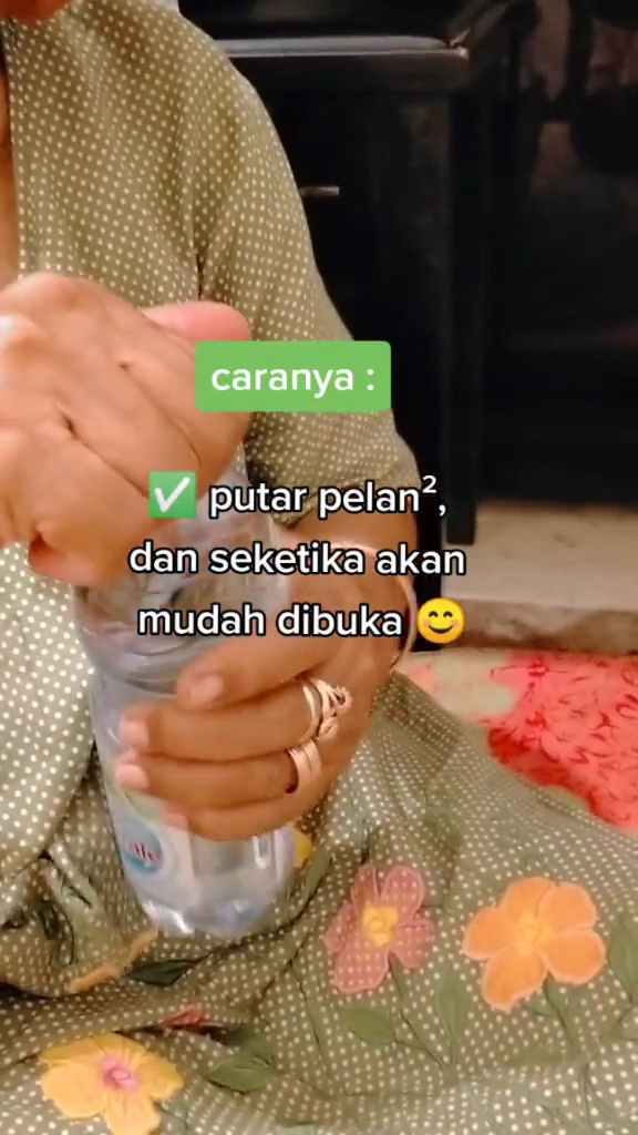 Cara kreatif warganet buka botol air mineral ini super cepat dan nggak bakal bikin tumpah