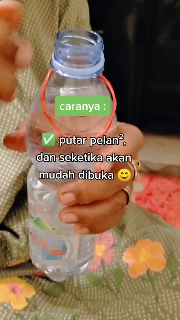 Cara kreatif warganet buka botol air mineral ini super cepat dan nggak bakal bikin tumpah