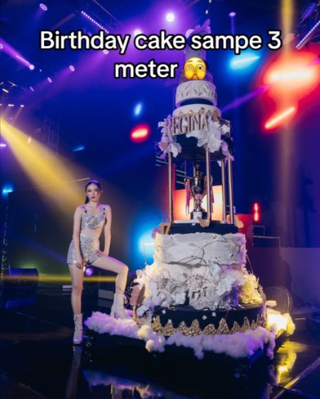 Potret Regina Galore rayakan ulang tahun ke-17 mewah bak galeri seni © 2023 brilio.net Potret Regina Galore rayakan ulang tahun ke-17 mewah bak galeri seni © 2023 brilio.net