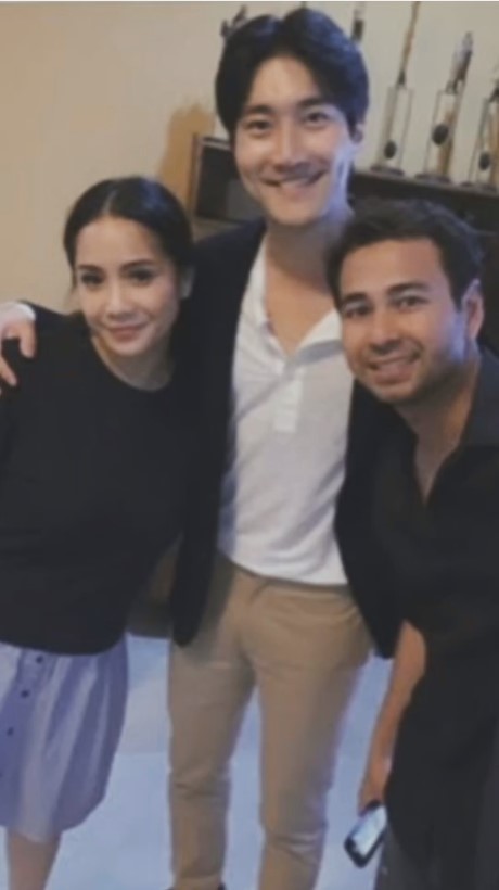 momen kedekatan Raffi Ahmad dan Choi Siwon © 2023 brilio.net momen kedekatan Raffi Ahmad dan Choi Siwon © 2023 brilio.net