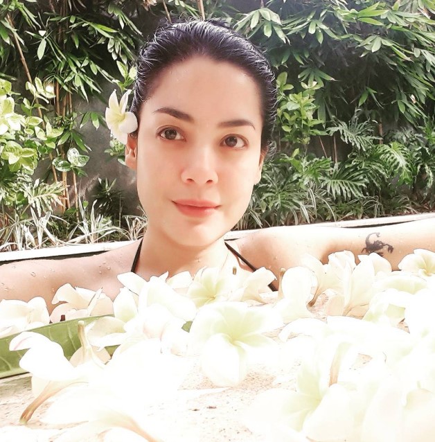 Aktris tato tersembunyi di lengan © berbagai sumber