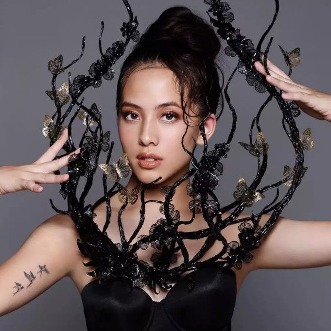 Aktris tato tersembunyi di lengan © berbagai sumber