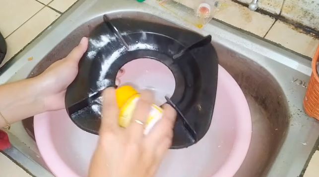 Trik melunturkan kerak di tungku kompor gas agar kinclong lagi pakai 3 bahan dapur