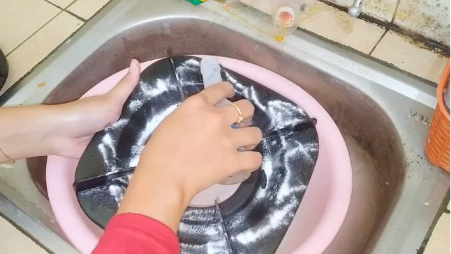 Trik melunturkan kerak di tungku kompor gas agar kinclong lagi pakai 3 bahan dapur