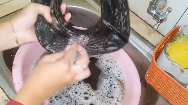 Trik melunturkan kerak di tungku kompor gas agar kinclong lagi pakai 3 bahan dapur