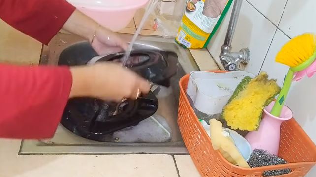 Trik melunturkan kerak di tungku kompor gas agar kinclong lagi pakai 3 bahan dapur