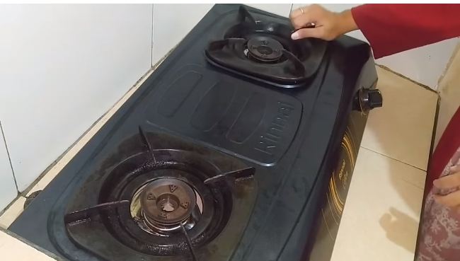 Trik melunturkan kerak di tungku kompor gas agar kinclong lagi pakai 3 bahan dapur
