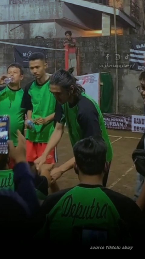 duta sheila on 7 ikut lomba voli 17-an di kampung © 2023 brilio.net