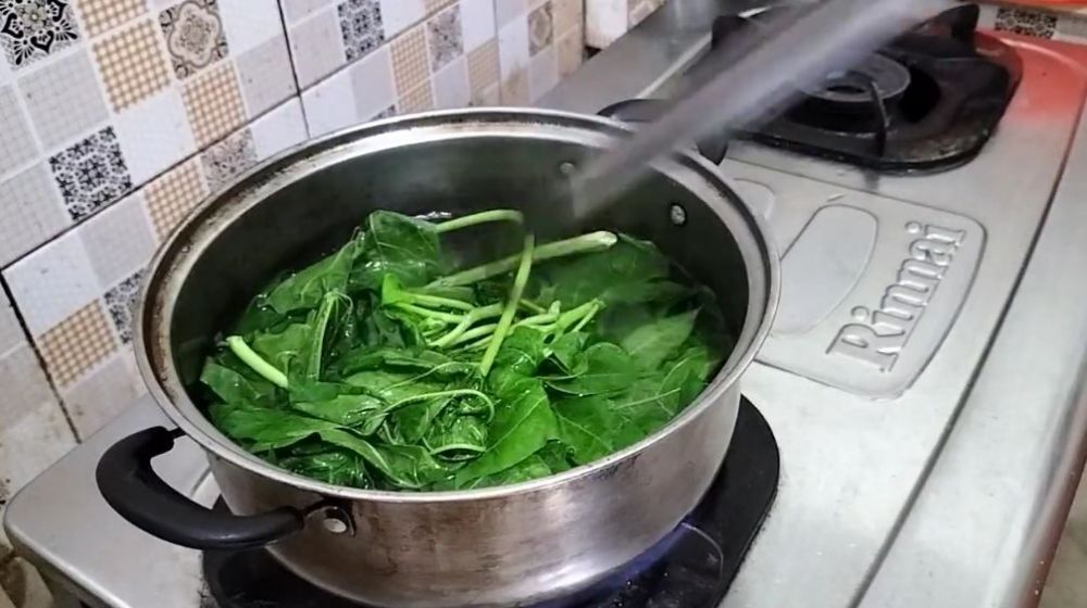 Cukup 5 menit, begini cara merebus daun pepaya agar cepat empuk dan tak pahit pakai 1 bumbu dapur